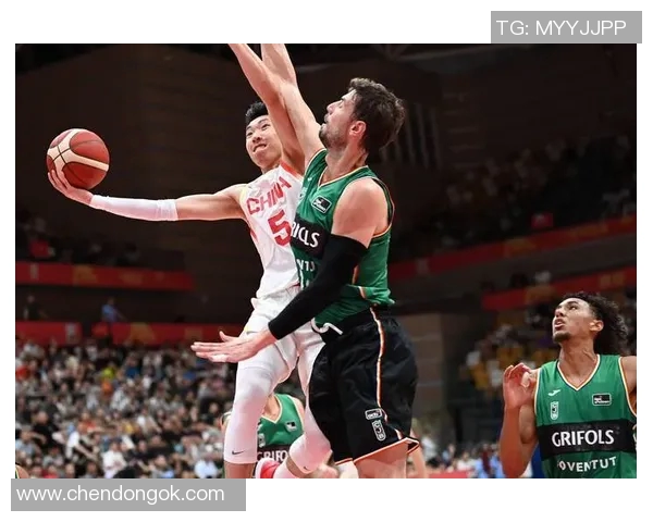 男篮热身赛中国队迎战强敌全力以赴备战国际赛事展现实力与团队精神